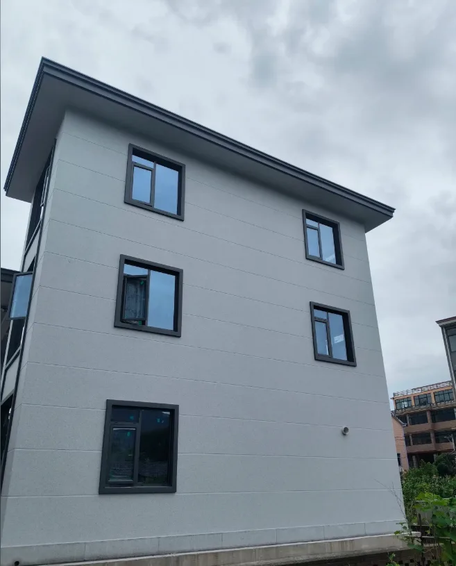 现代极简自建房 三层白色外墙 深灰色平整小窗布局