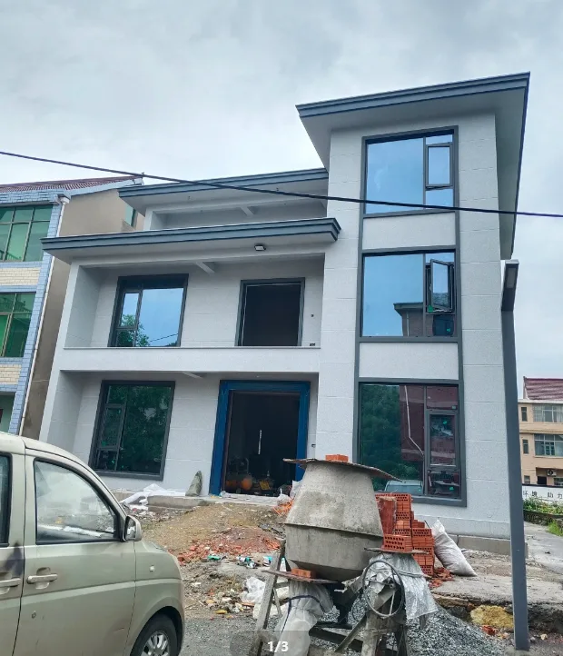 自建房工地施工过程 门窗已装 外立面施工中