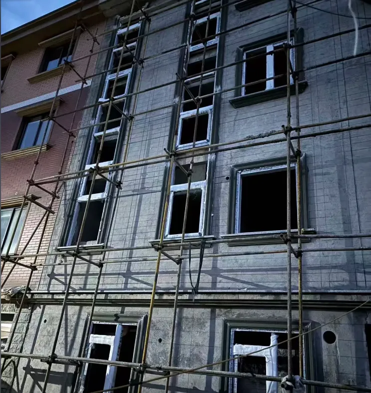 自建房工地脚手架 在建立面门窗安装