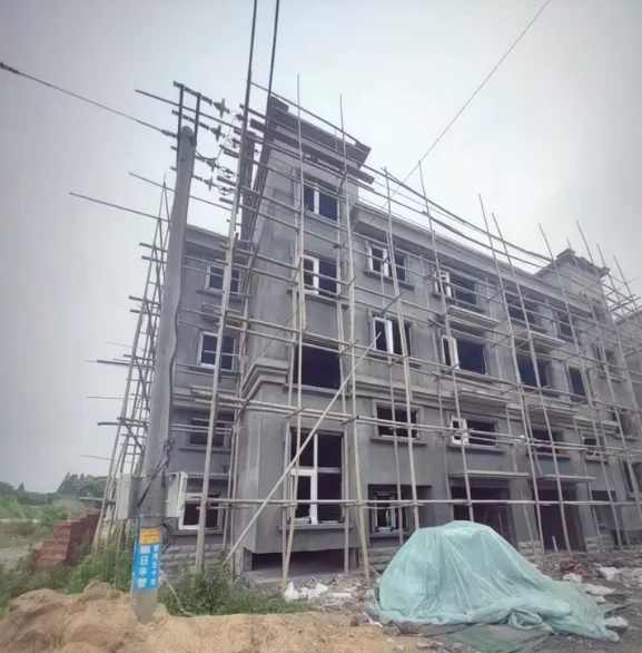 自建房工地脚手架 外立面门窗安装现场